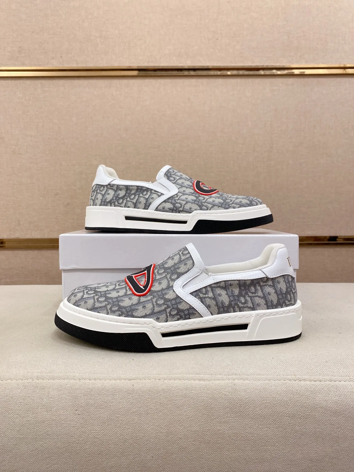 Men's shoes 380💰🇮🇹🇮🇹Dior d The new models are on sale at the same time at the counter. The uppers are imported from Italy, and the linings are all imported sheepskin. They are completely 1⃣️ to 1⃣️ replicas 🇮🇹💪💪, ⚠shoes Bottoms: Original soles are specially provided by the original factory. The exclusive movable molded soles are super comfortable. ⚠Original factory goods, 🔍🔍high quality. You can enter and leave the counter at will. Welcome to compare⚠. Code number:38-44